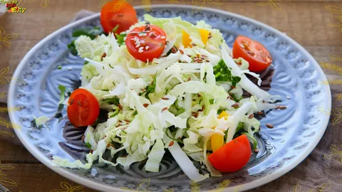 Салат из капусты, помидоров и яблок